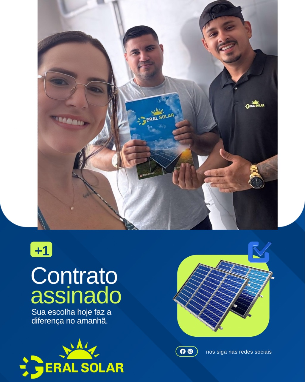Cliente e equipe Geral Solar apresentando contrato assinado