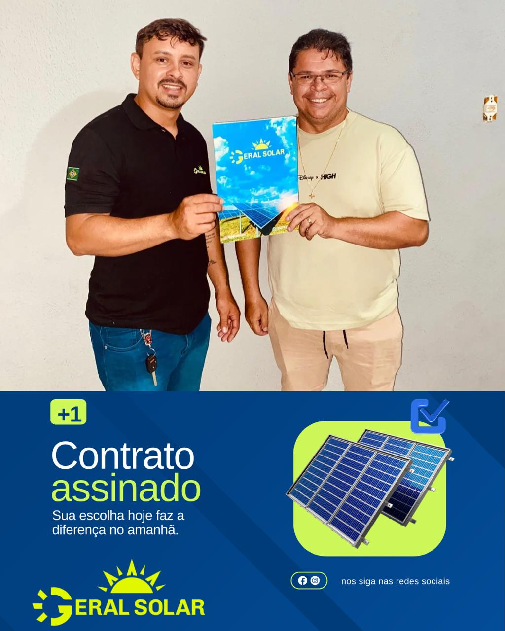 Cliente e equipe Geral Solar apresentando contrato assinado