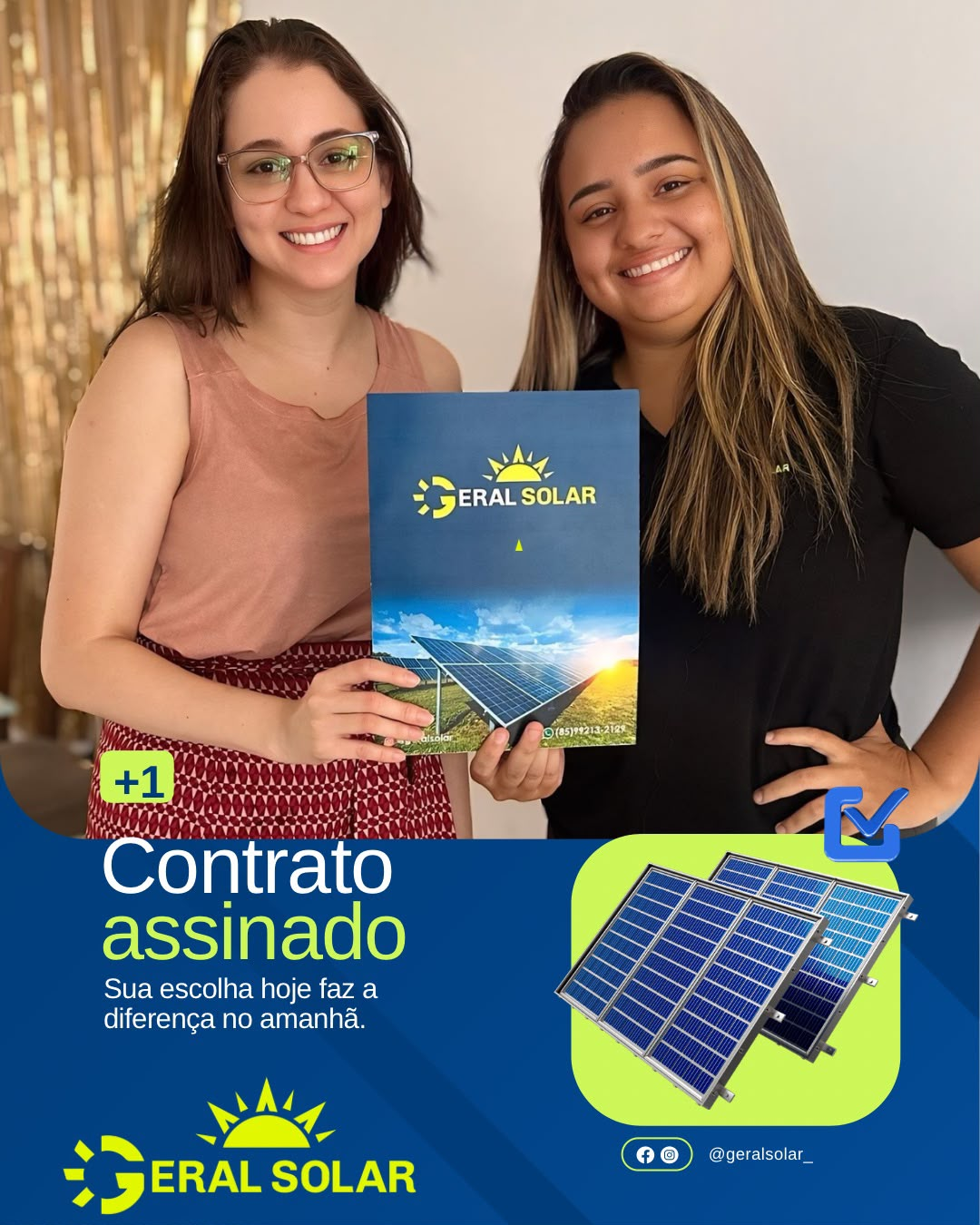 Duas clientes da Geral Solar segurando um contrato assinado