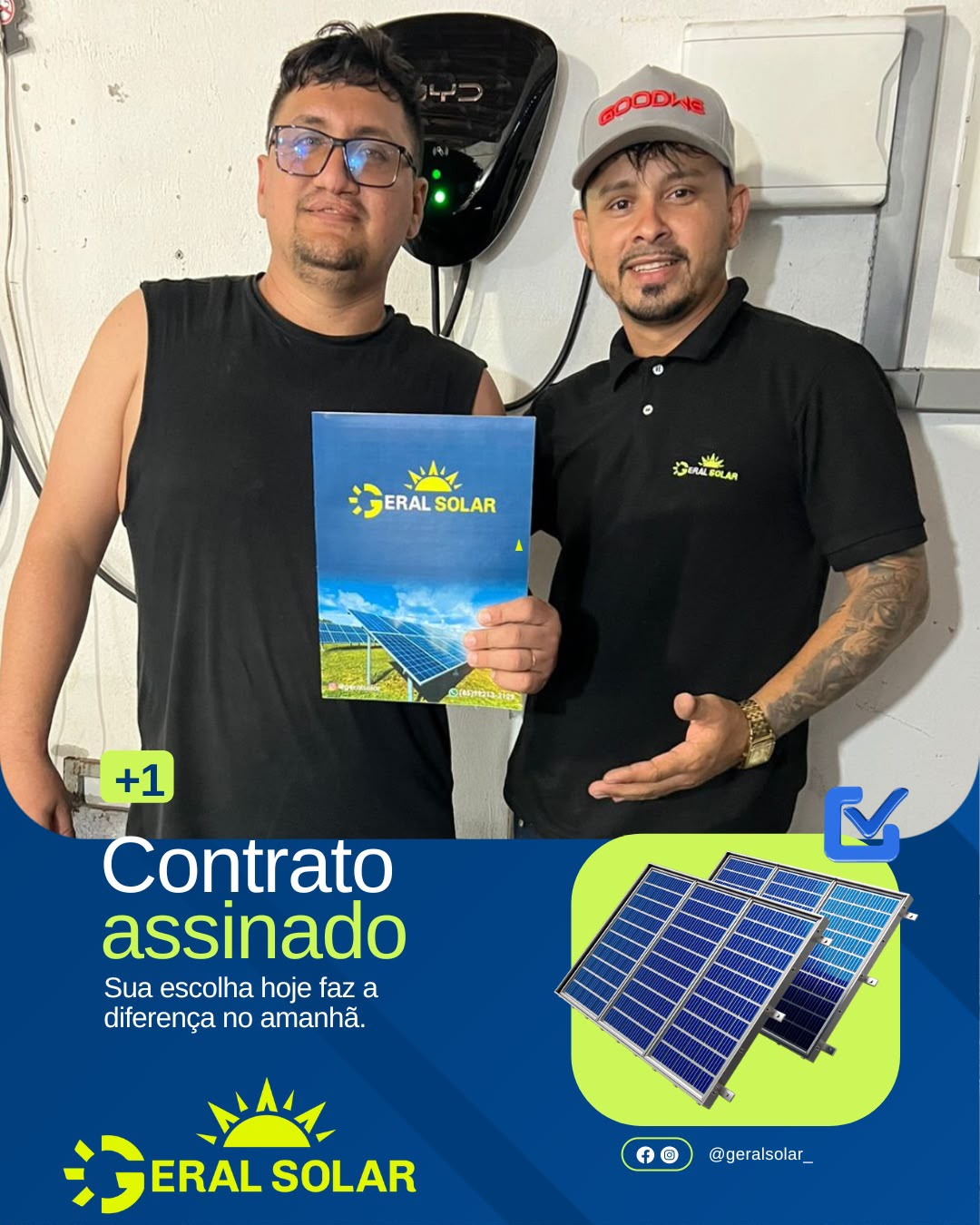 Cliente e equipe Geral Solar ao lado de um inversor solar