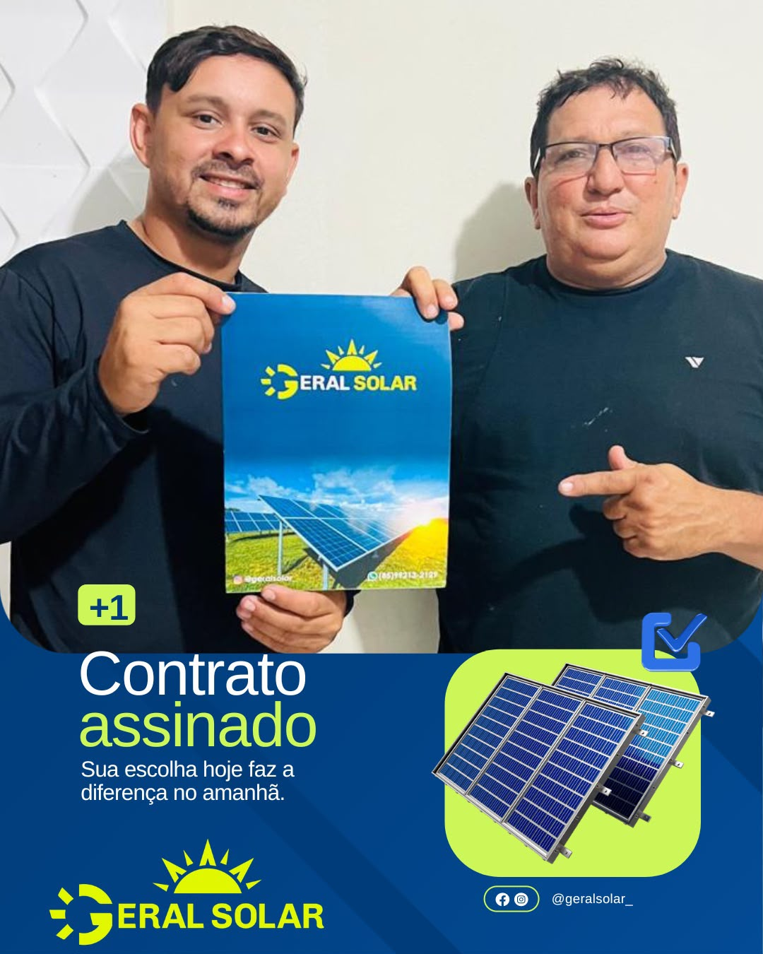 Cliente e equipe Geral Solar apresentando contrato assinado