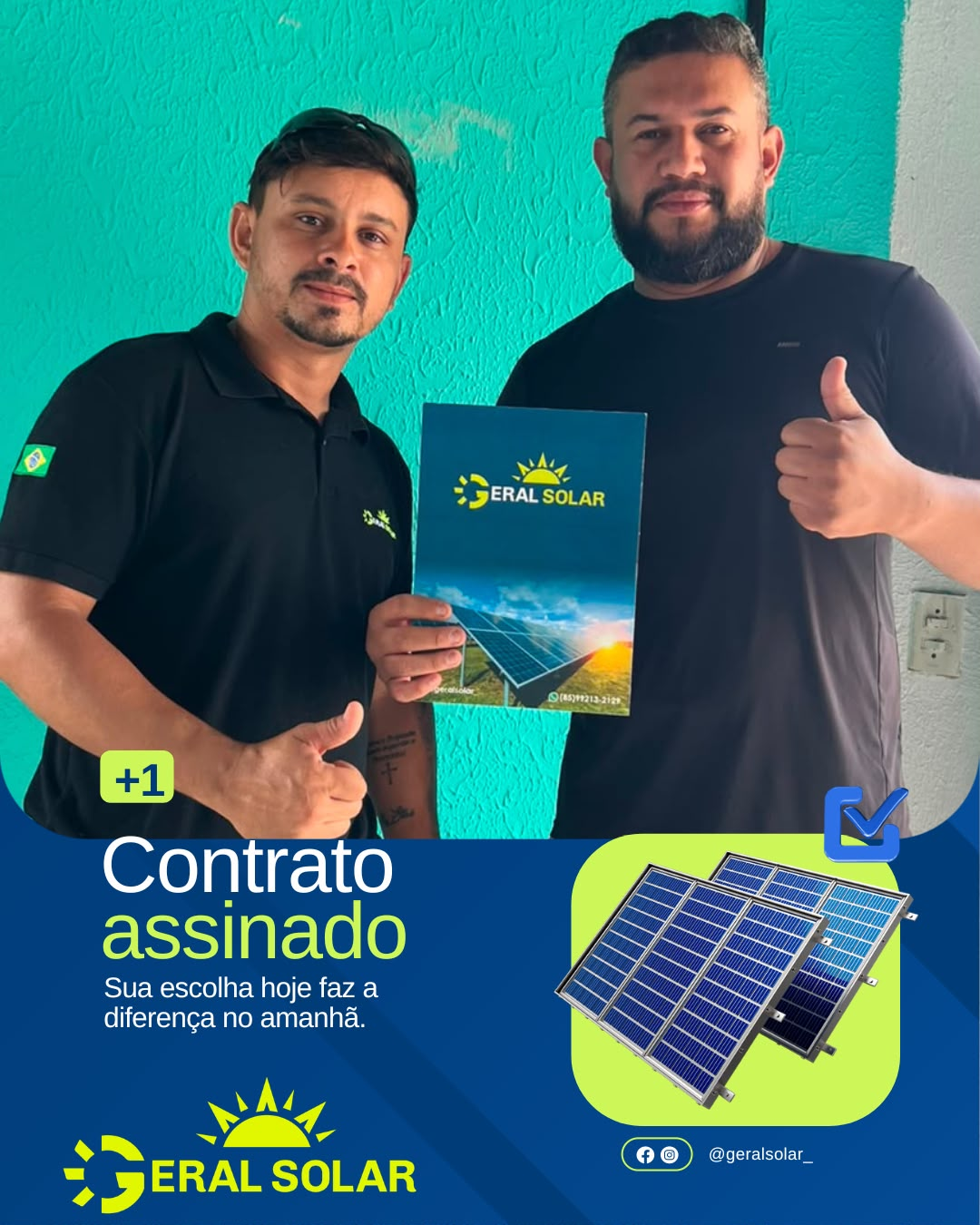 Cliente ao lado de integrante da Geral Solar com contrato assinado