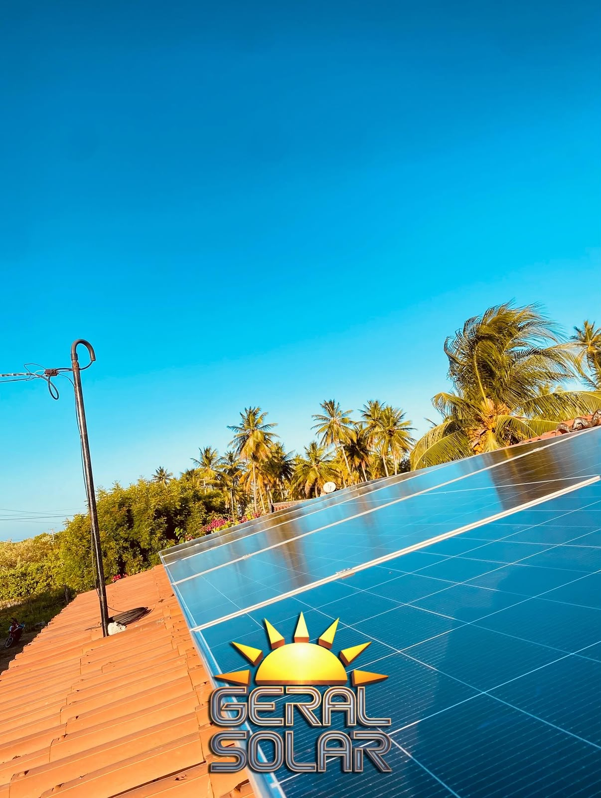 Painéis solares instalados em telhado residencial com coqueiros ao fundo