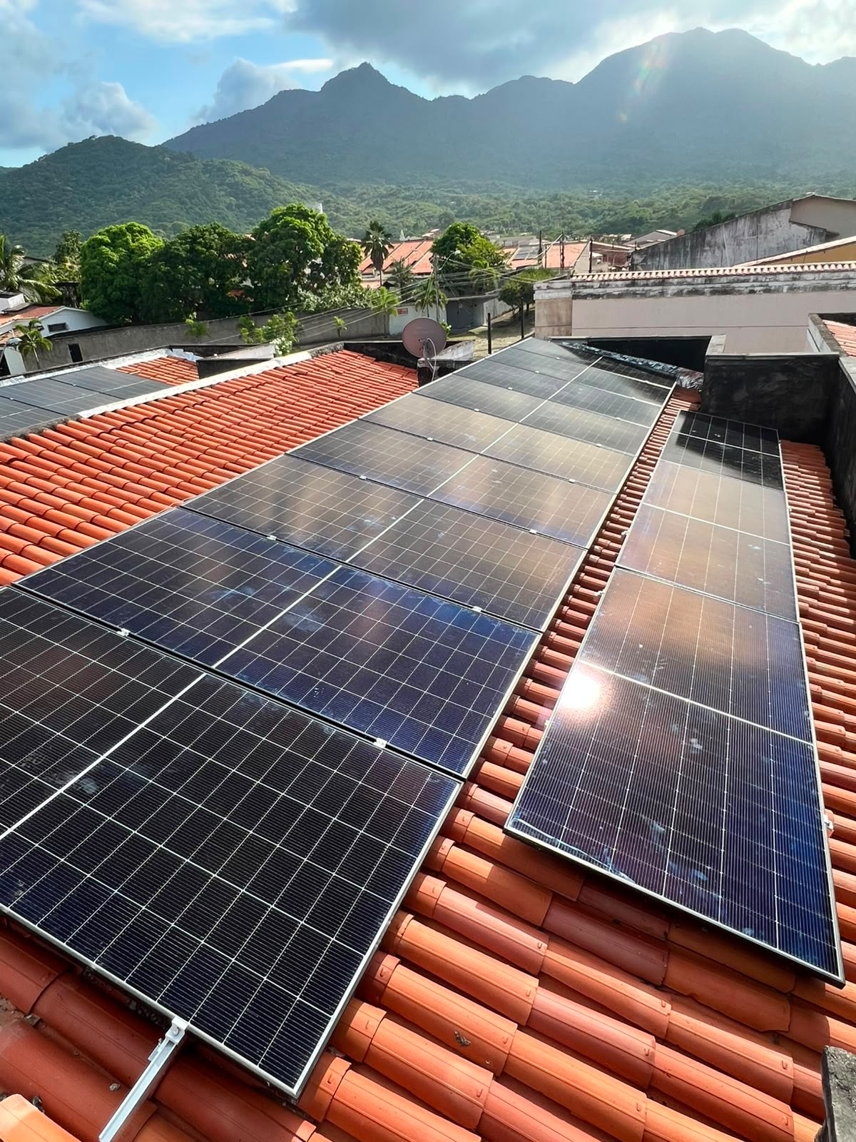 Conjunto de painéis solares instalado em telhado residencial