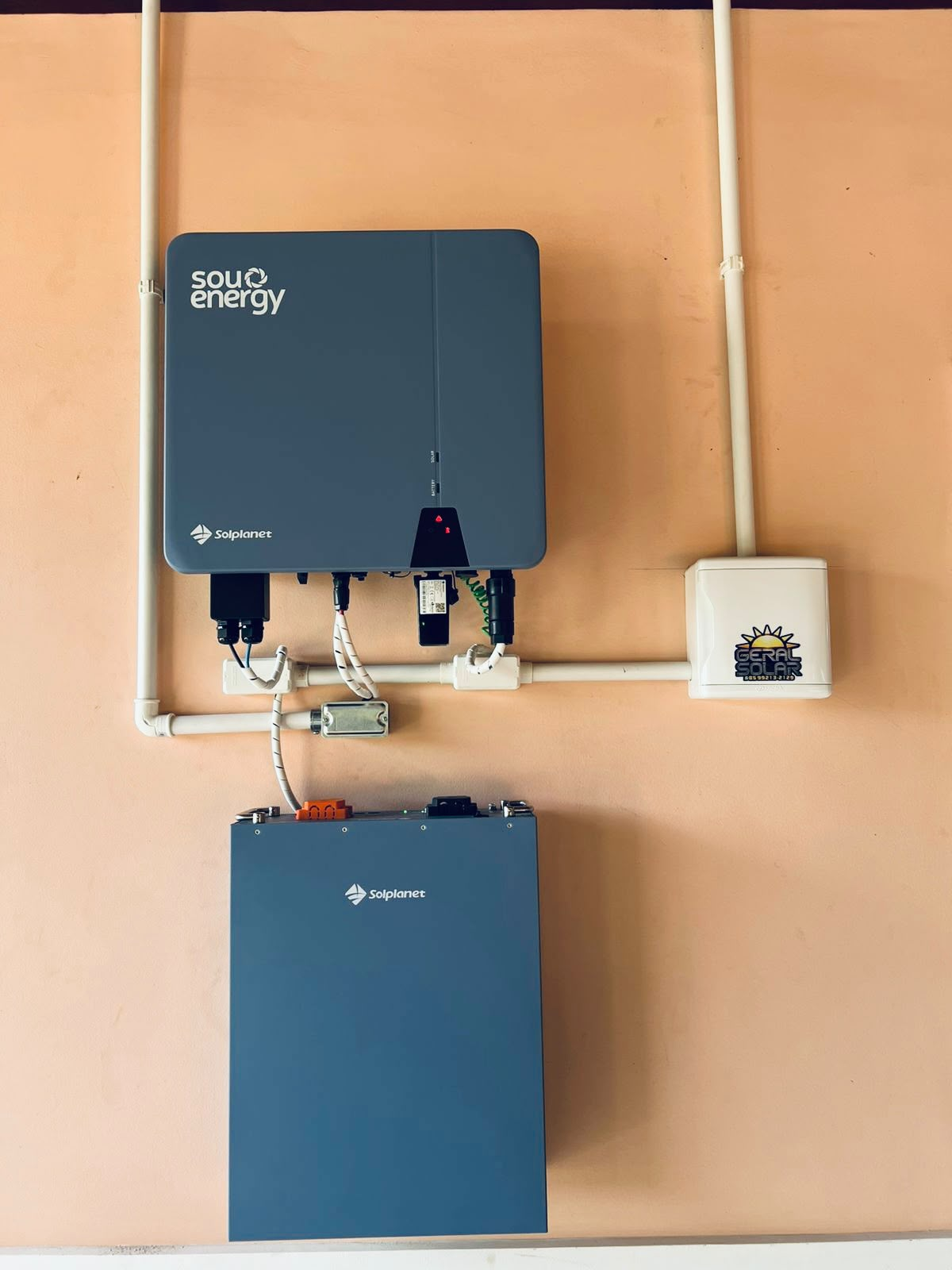 Equipamentos inversor e bateria de uma instalação de energia solar