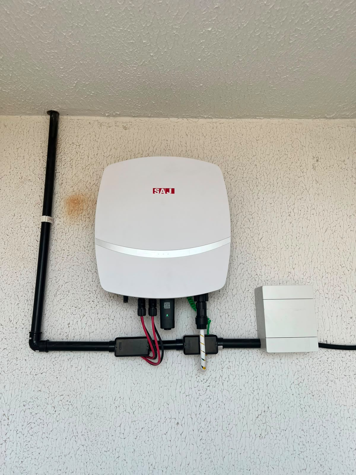 Inversor instalado em sistema residencial de energia solar